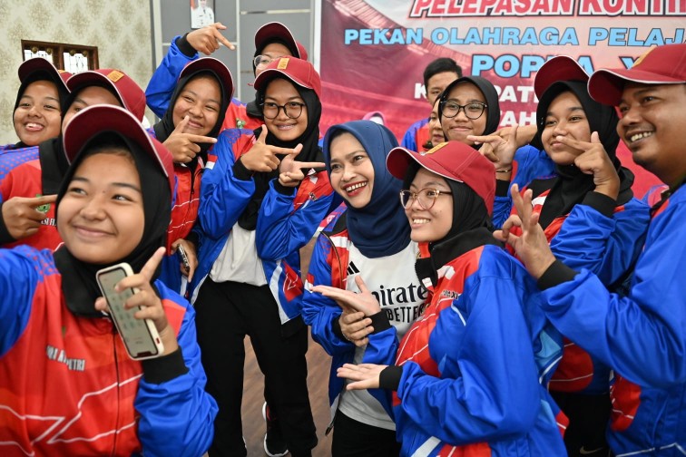 Bupati Bengkalis, Karmarni lepas keberangkatan 180 atlet ke Popda Riau XVI di Pekanbaru (foto/Zulkarnain)